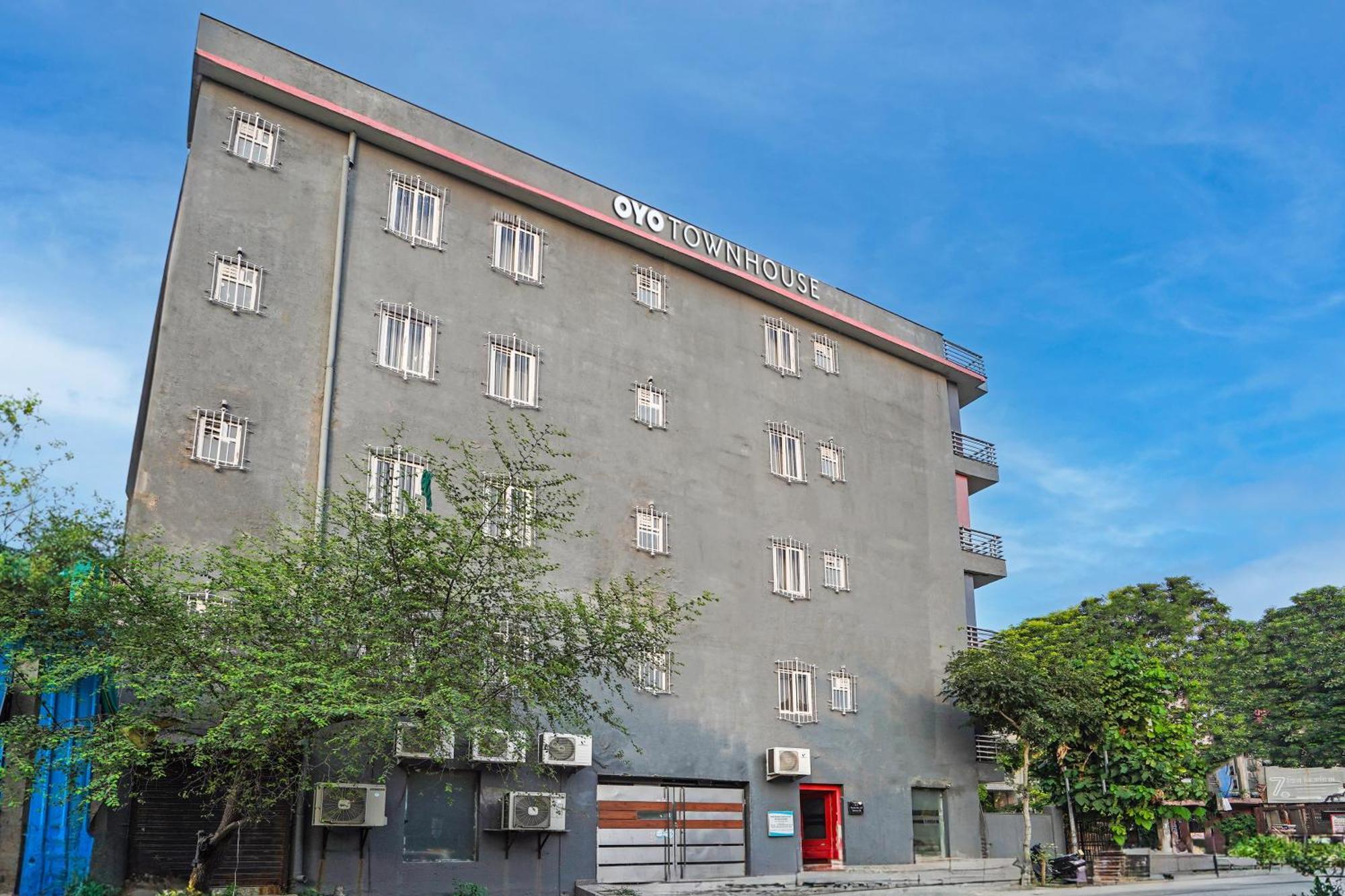 Hotel Collection O White Saffron Near Rohini Sector 18 Metro Station Delhi Zewnętrze zdjęcie